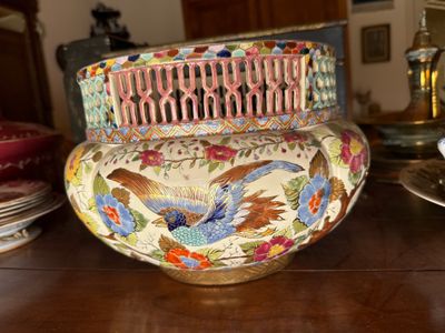 un vase surmonté d'un peigne