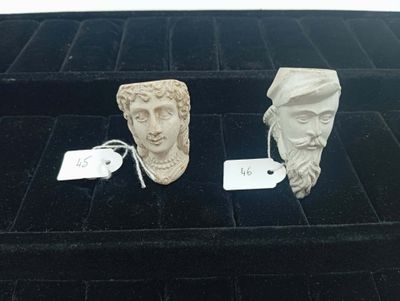 trois œuvres d'art posées sur une surface noire