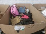 une boîte en carton remplie de sacs à main et de sacs à bandoulière