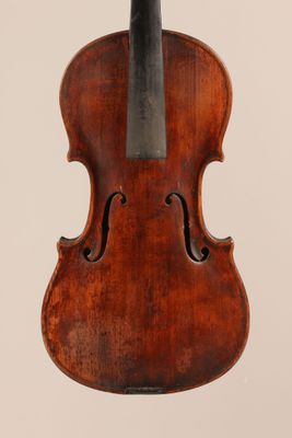 un vieux violon avec un archet sur fond blanc