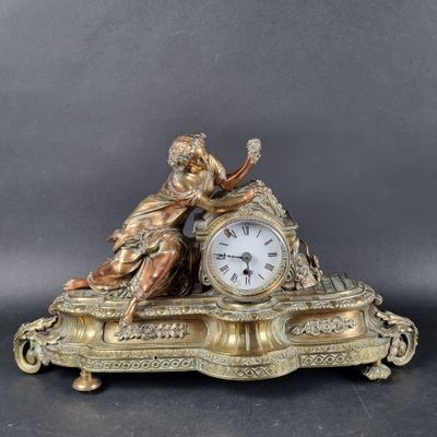 une horloge posée sur une table