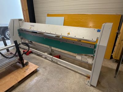 l'image d'une machine installée dans un garage
