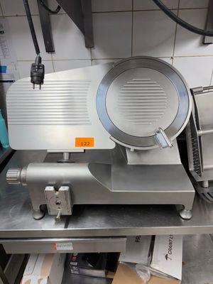 une photo d'une trancheuse à viande professionnelle dans une cuisine