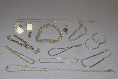 de nombreux types de bijoux sur la table