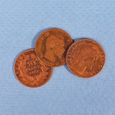 Trois pièces de monnaie britanniques sont représentées sur un fond bleu