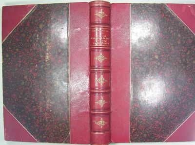 un livre rouge ouvert sur une table
