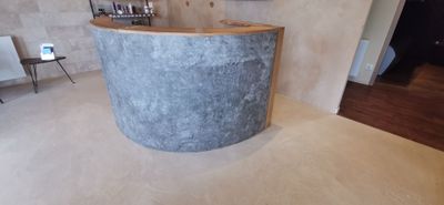 une photo d'une salle de bains avec un plan de travail en marbre