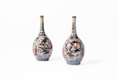 paire de vases chinois avec des fleurs et des oiseaux peints dessus