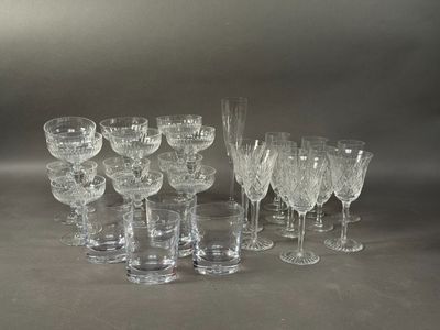 un grand nombre de verres à vin posés sur une table