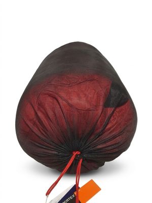un sac muni d'une étiquette posé sur une surface blanche