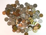 une pile de pièces de monnaie posée sur une surface blanche