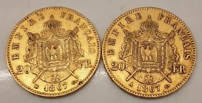 deux souverains d'or, l'un orné d'une couronne et l'autre d'un blason