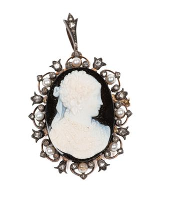 un camée ancien représentant une femme avec des perles dans les cheveux