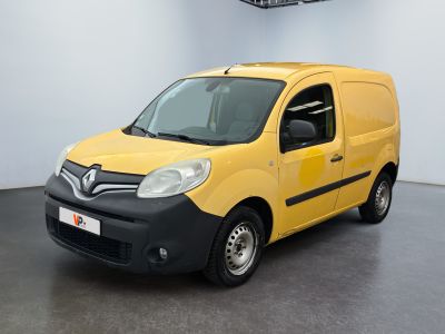 une camionnette jaune et noire garée dans une pièce blanche équipée d'un ventilateur de plafond