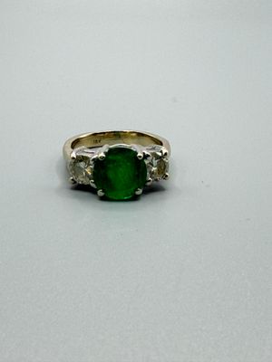 l'image d'une bague contenant une pierre verte