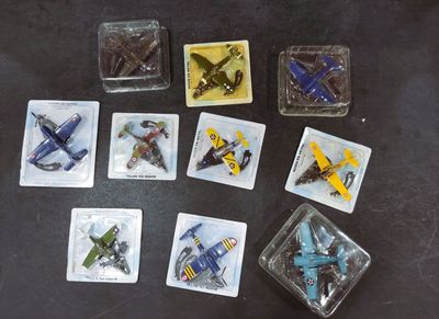 beaucoup de petits avions miniatures sur la table