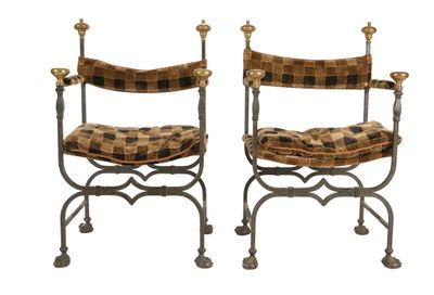 une paire de chaises en fer et en bois avec des housses de siège à carreaux