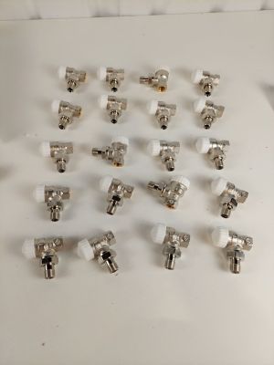tout un tas de raccords de plomberie de différents types sur la table