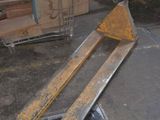 un skateboard posé par terre dans le garage