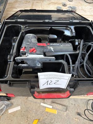 une boîte à outils contenant des outils, posée sur le sol