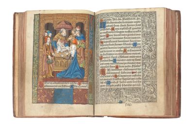 un livre ouvert avec la photo d'un homme et d'une femme