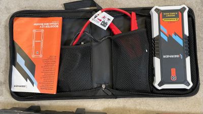 une mallette contenant une batterie, un chargeur et d'autres objets