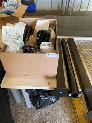 une boîte contenant divers objets, posée par terre à côté d'une table