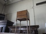 une chaise en bois posée sur une table dans une pièce