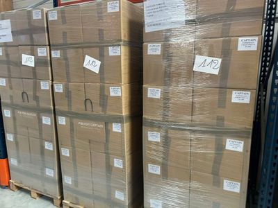 de nombreux cartons empilés sur une palette dans un entrepôt