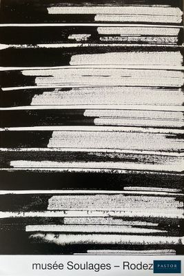 une image représentant une photo en noir et blanc d'un clavier de piano