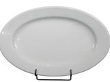 une assiette blanche sur laquelle est posé un support métallique