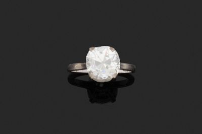 une bague à une pierre en diamant,