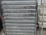 un chariot métallique posé à côté d'une pile de chaises