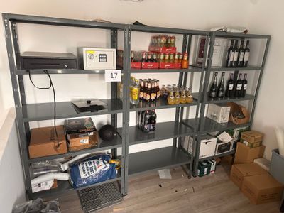 une pièce avec une étagère remplie de bouteilles de vin et d'autres objets