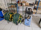 many hoses that are on the floor in the room