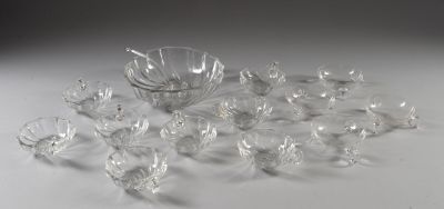 de nombreux bols en verre transparent disposés sur une table
