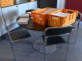une table sur laquelle sont posés plusieurs cartons