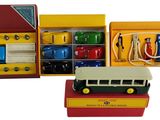 un bus miniature et d'autres véhicules miniatures dans une boîte