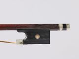 gros plan d'un archet de violon sur fond blanc