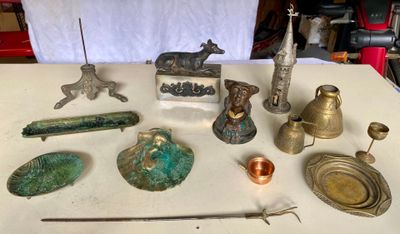 une table sur laquelle sont posés de nombreux objets anciens