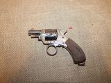 un pistolet posé par terre