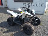 un quad blanc garé devant un immeuble