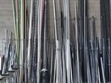de nombreux types différents de tuyaux et de conduites dans un entrepôt