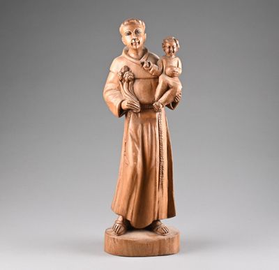 une image représentant une statue en bois d'un homme tenant un enfant dans ses bras