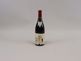 une bouteille de vin posée sur une table