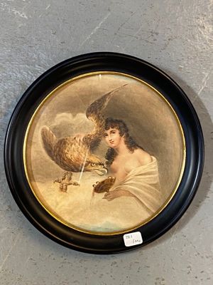 une photo représentant une femme et un oiseau accrochée au mur