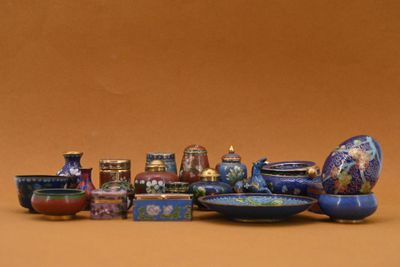 un grand nombre de vases posés sur une table