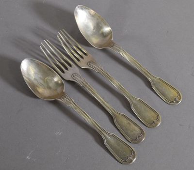 quatre cuillères et une fourchette sur une table