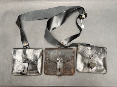 trois morceaux de cuir argenté sur un fond gris