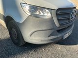 une camionnette argentée garée sur le bord de la route
